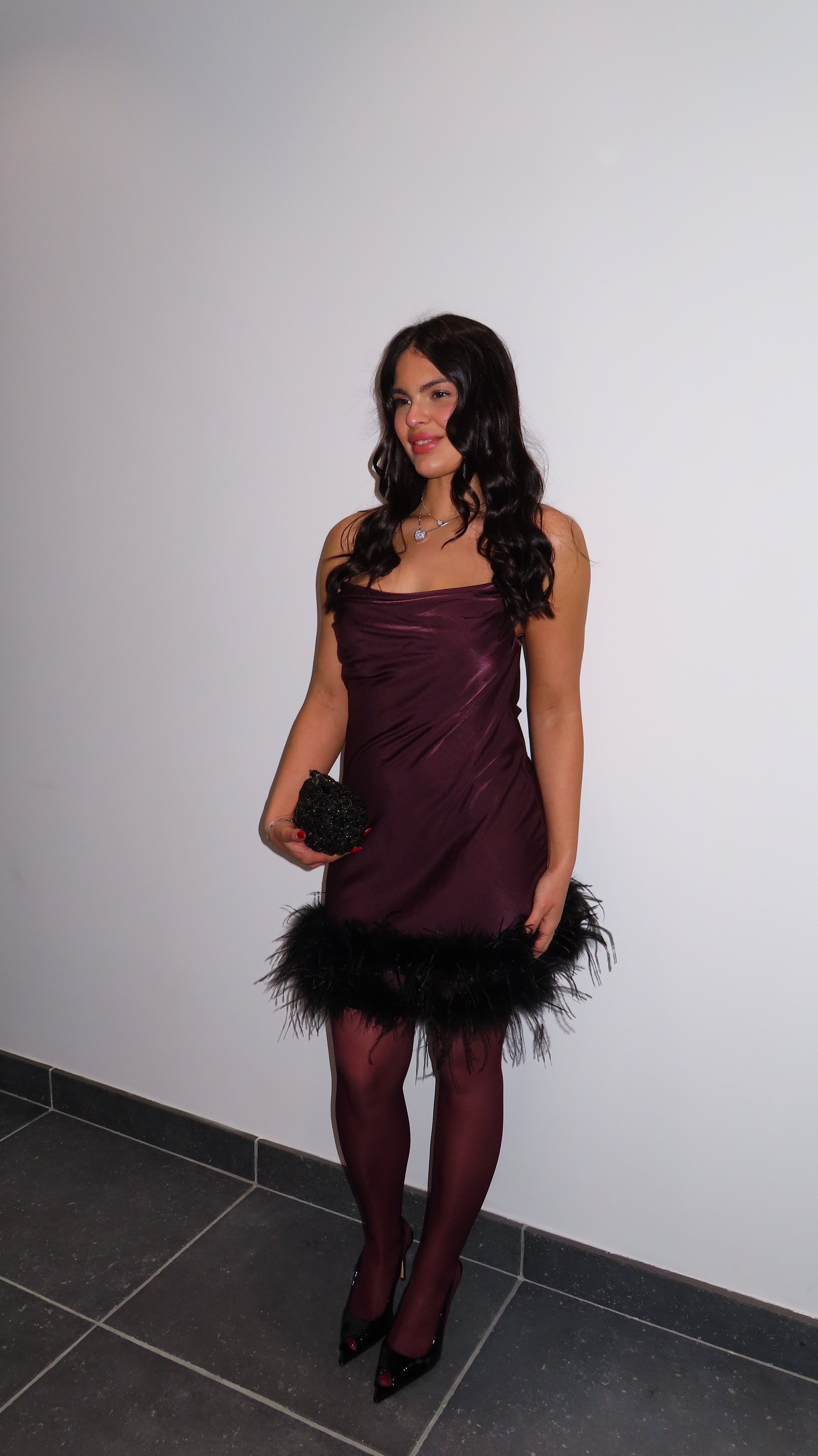 Abito Satin con piume vinaccio