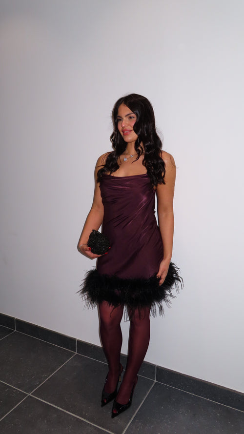 Abito Satin con piume vinaccio
